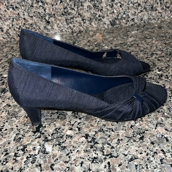 Coldwater Creek - Asymmetric Pleated Pump - Navy - BNWT - Picture 4 of 12